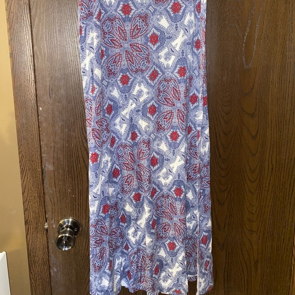 This beautiful skirt with two slits up the legs! - Picture 2 of 3